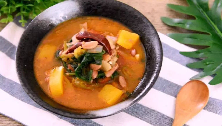 墨西哥著名的辣椒牛肉酱汤的做法,.关火，下菠菜，用余温烫熟即可