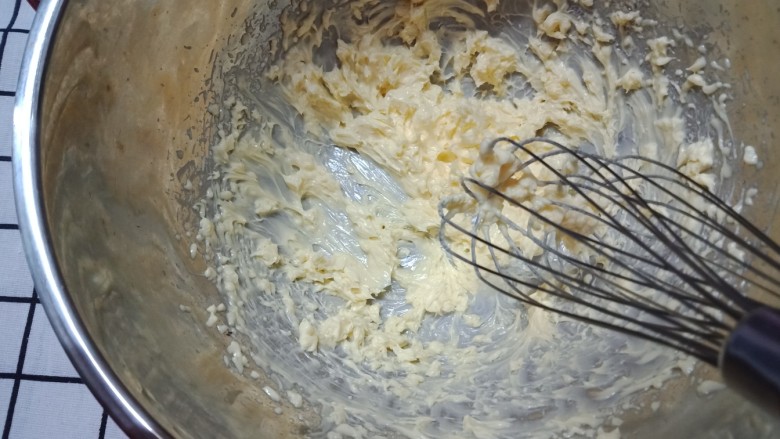 菠萝酱饼干,用电动打蛋器低速把黄油块打散