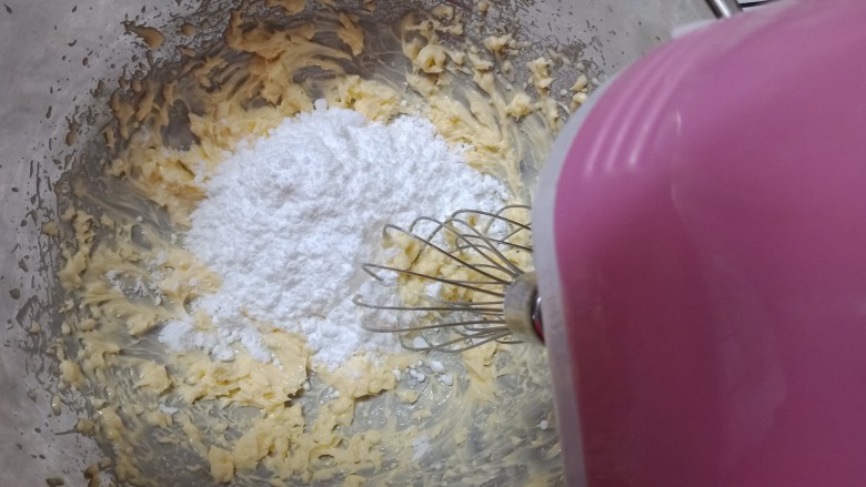 菠萝酱饼干,加入糖粉开中速打均匀，逞蓬松状态