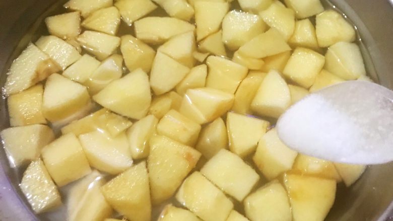 百香果苹果汁,苹果去皮洗净切块状放入清水中撒上盐浸泡十分钟这样苹果营养更加丰富口感极佳