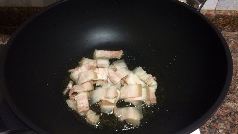 豉香苦瓜小炒肉,放入五花肉翻炒30秒，煸炒出油。