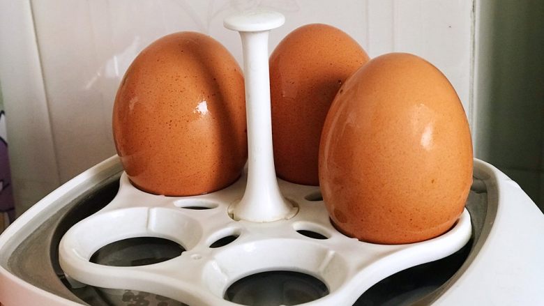 快手营养早餐11,先把<a style='color:red;display:inline-block;' href='/shicai/ 9'>鸡蛋</a>放进蒸蛋器里，加水加盖，按下电源，就可以暂时不用管它了，去处理其他食材；
