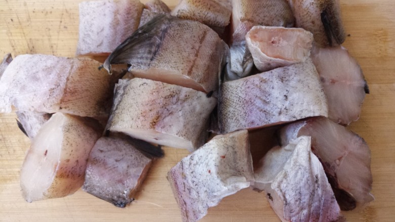 入口即化的清蒸鳕鱼,然后把鳕鱼切成块。