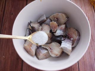 入口即化的清蒸鳕鱼,放入碗中，先加一勺盐。