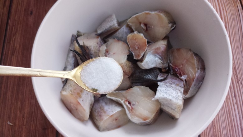 入口即化的清蒸鳕鱼,放入碗中，先加一勺盐。