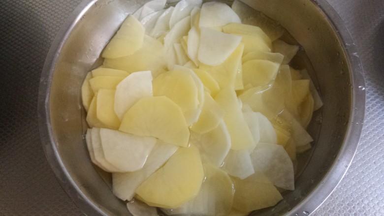 辣白菜炒土豆片,把土豆切成片放水里泡一下。