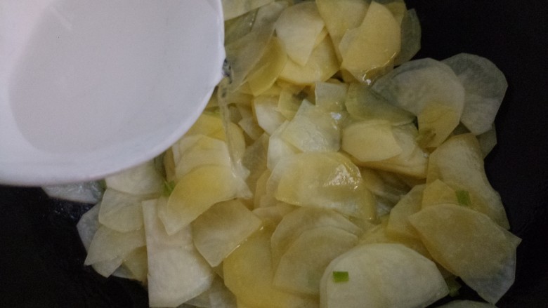 辣白菜炒土豆片,加入一小碗水。翻炒。
