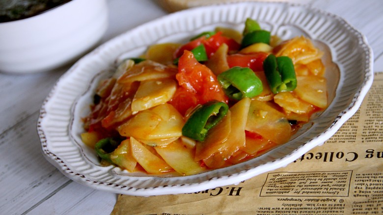 西红柿炒土豆片,装盘吃吧，色香味俱全的一道菜。