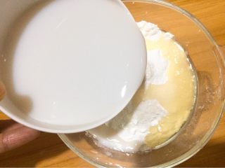 零失败-芒果椰香糯米糍,250毫升的椰浆，用筷子先搅拌一下