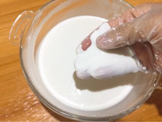 零失败-芒果椰香糯米糍,套一次性手套将其粉的颗粒捏散混合均匀。