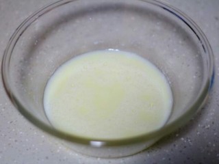 芒果蛋糕卷,
用手动打蛋器将牛奶与色拉油搅拌均匀
低筋面粉过筛加入其中，继续用手动打蛋器拌均匀

