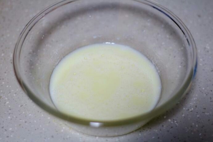 芒果蛋糕卷,
用手动打蛋器将牛奶与色拉油搅拌均匀
<a style='color:red;display:inline-block;' href='/shicai/ 548'>低筋面粉</a>过筛加入其中，继续用手动打蛋器拌均匀

