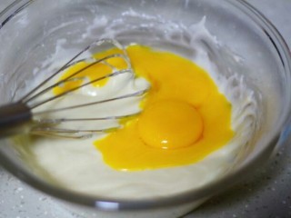 芒果蛋糕卷,将蛋清、蛋黄分离开，分离好的蛋黄加入面糊中

