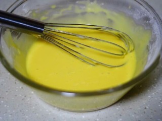 芒果蛋糕卷,用手动打蛋器拌均匀

