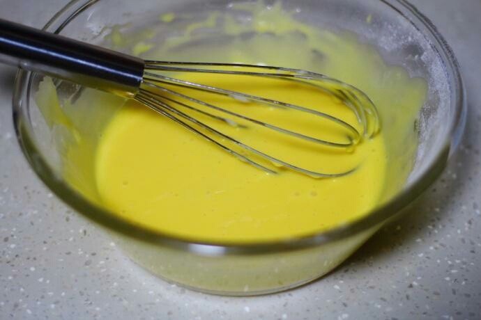 芒果蛋糕卷,用手动打蛋器拌均匀

