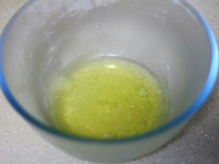 芒果蛋糕卷,蛋黄糊准备好后开始准备蛋白：蛋白中滴入5滴柠檬汁（没有柠檬汁可以用白醋替代）

