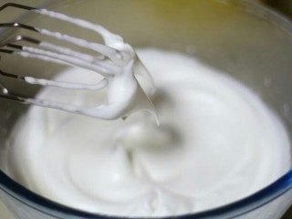 芒果蛋糕卷,分三次加入30g白砂糖将蛋白打发至8分，即提起打蛋器蛋白出现弯曲的小勾

