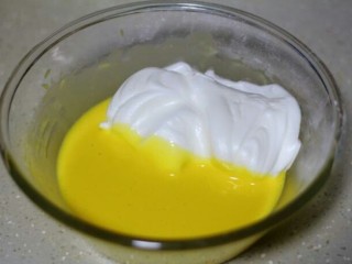 芒果蛋糕卷,取1/3打发好的蛋白到蛋黄糊中，用刮刀翻拌均匀




