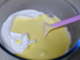 芒果蛋糕卷,将拌好的蛋黄糊倒入到蛋白盆中

