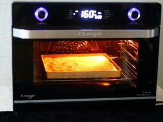 芒果蛋糕卷,放入提前预热好的烤箱中，采用上下火160度烤18分钟出炉

