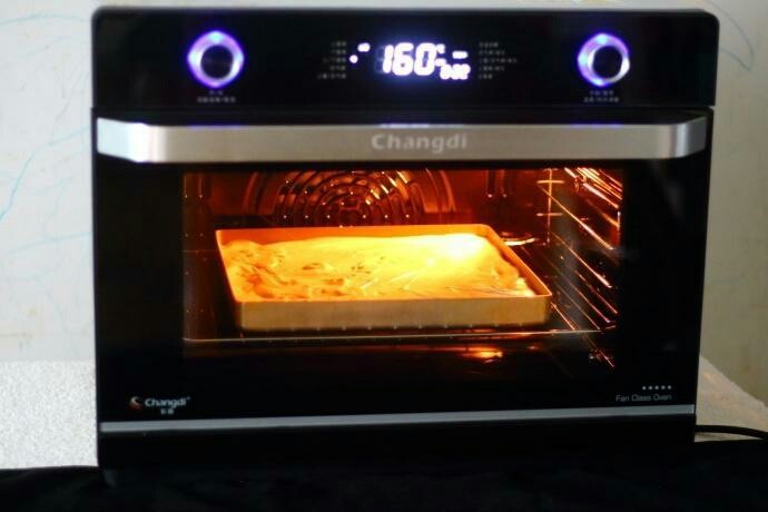 芒果蛋糕卷,放入提前预热好的烤箱中，采用上下火160度烤18分钟出炉

