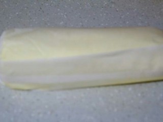 芒果蛋糕卷,

用擀面杖辅助着推动油纸将蛋糕卷起，卷好后整好形，用油纸包好放冰箱中冷藏半小时以上定形

