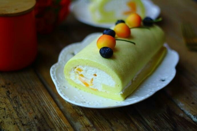 芒果蛋糕卷,

从冰箱中取出冷藏过的蛋糕卷切段，装饰上樱桃和蓝莓即可食用





