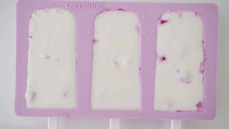 酸奶水果棒冰,最后将酸奶倒满模具，不要太满哦，否则盖上盖子的时候会溢出来