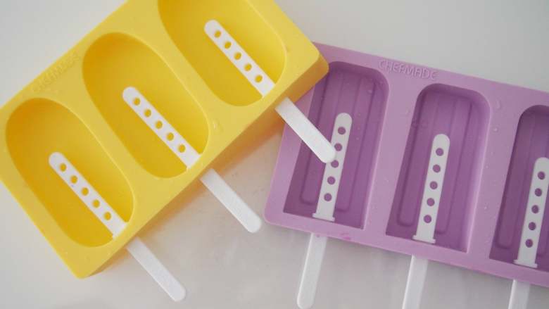 酸奶水果棒冰,将模具清洗干净准备好，提前将雪糕棒插入硅胶模具中