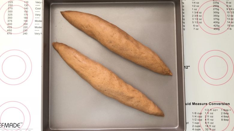 蔓越梅绿豆沙西瓜软欧包,13、收口朝下放入烤盘进行二次发酵。