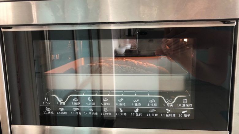 蔓越梅绿豆沙西瓜软欧包,15、放入烤箱150度上下火烘烤25分钟即可。