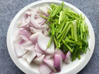 干锅鸡翅,洋葱一半切条，一半切块，芹菜切段，装盘待用