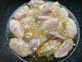 干锅鸡翅,放入腌制好的鸡翅，炸至熟透再捞起来，沥油待用