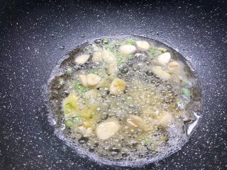 干锅鸡翅,锅里油倒下来，重起油锅，放入适量油，放入葱白、蒜片、姜末炒香