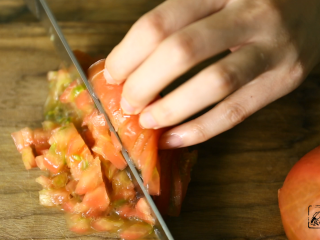 番茄豆角疙瘩汤,西红柿去皮切丁。

tips：我拍摄的时候水温凉下来了，皮去的不是很彻底，切记要开水哦。