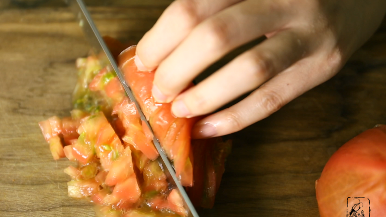 番茄豆角疙瘩汤,西红柿去皮切丁。

tips：我拍摄的时候水温凉下来了，皮去的不是很彻底，切记要开水哦。