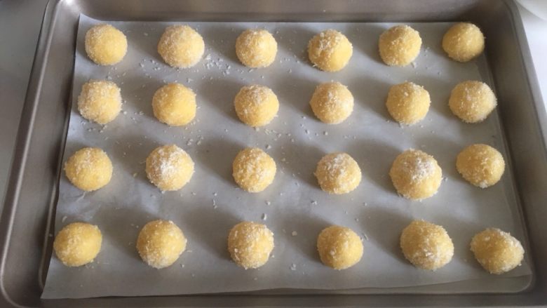 黄金椰蓉球,均匀的排在烤盘上 放入预热好的烤箱160度20-25分钟