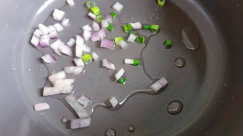 【宝宝辅食】芝士虾丸菠菜面,锅内倒入适量的油，放入小香葱和洋葱爆香