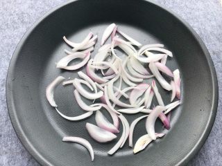 干锅鸡翅,把洋葱条均匀的放入干锅底部