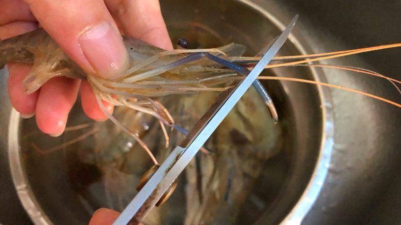 红烧罗氏虾,罗氏虾浸泡好洗净,剪掉虾须和长的虾脚