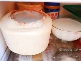 超好吃的椰青冻,放入冰箱冷藏4个小时左右至完全凝固
配方量装满了一个椰青，另外还装了一个冰淇淋杯
