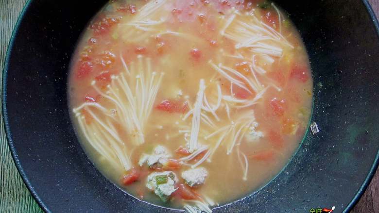 番茄肉丸汤,水煮开后，放入煮熟的肉丸子，计入少许盐、鸡粉、香油、胡椒粉调味