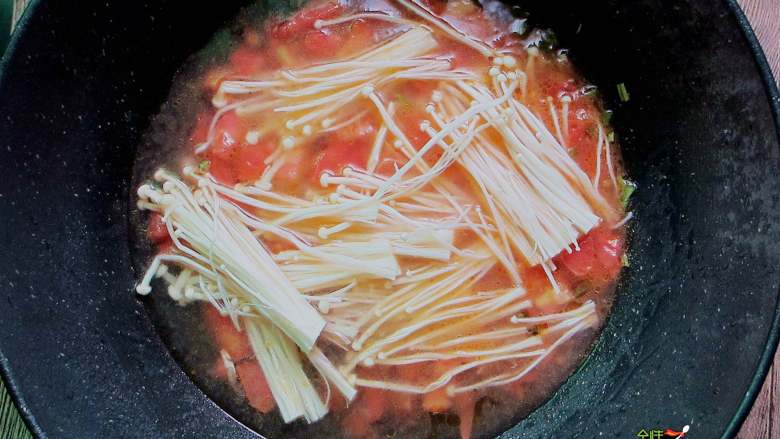 番茄肉丸汤,锅中放入适量水，把金针菇放进去煮