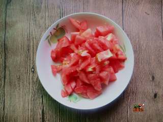 番茄肉丸汤,西红柿切成块