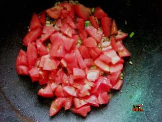 番茄肉丸汤,下西红柿翻炒
