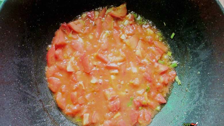 番茄肉丸汤,炒至西红柿变成泥状