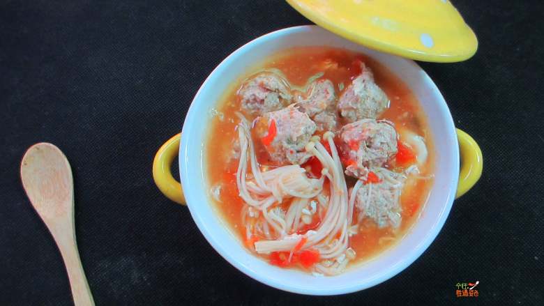 番茄肉丸汤,汤里有自然的酸味，喝上一小碗，胃口就全开啦。