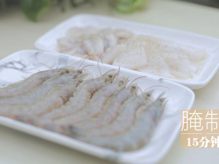 泰式冬阴功汤「厨娘物语」,加入10ml料酒、1g白胡椒腌制15分钟备用。