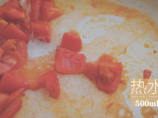 泰式冬阴功汤「厨娘物语」,1个番茄去蒂切块，锅内倒油，放入1g蒜末，倒入番茄块大火炒香。加入500ml热水大火煮沸。