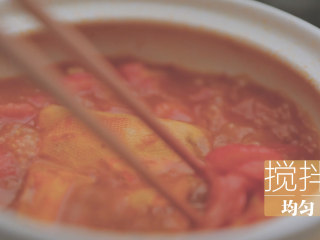 泰式冬阴功汤「厨娘物语」,将汤料包中的香料包、冬阴功酱、辣酱放入锅中搅拌均匀。